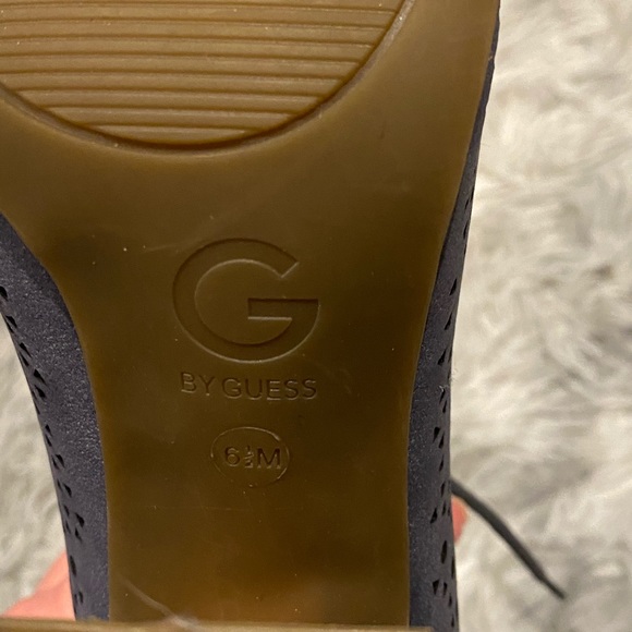 Like new Guess Heels - Picture 2 of 4